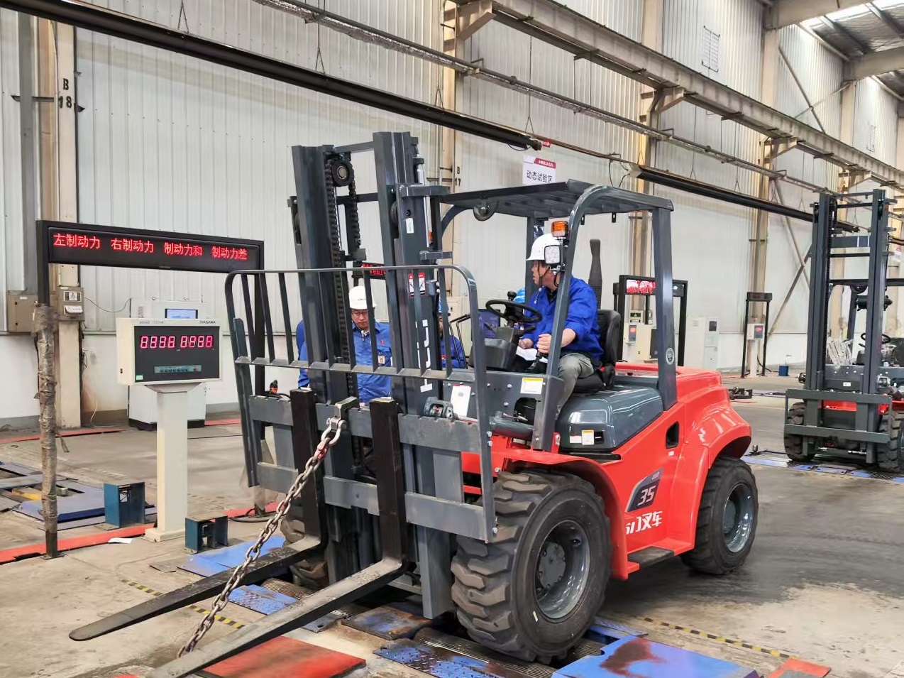 圖5 經(jīng)濟(jì)型越野車總部專家指導(dǎo) 左1圖.jpg